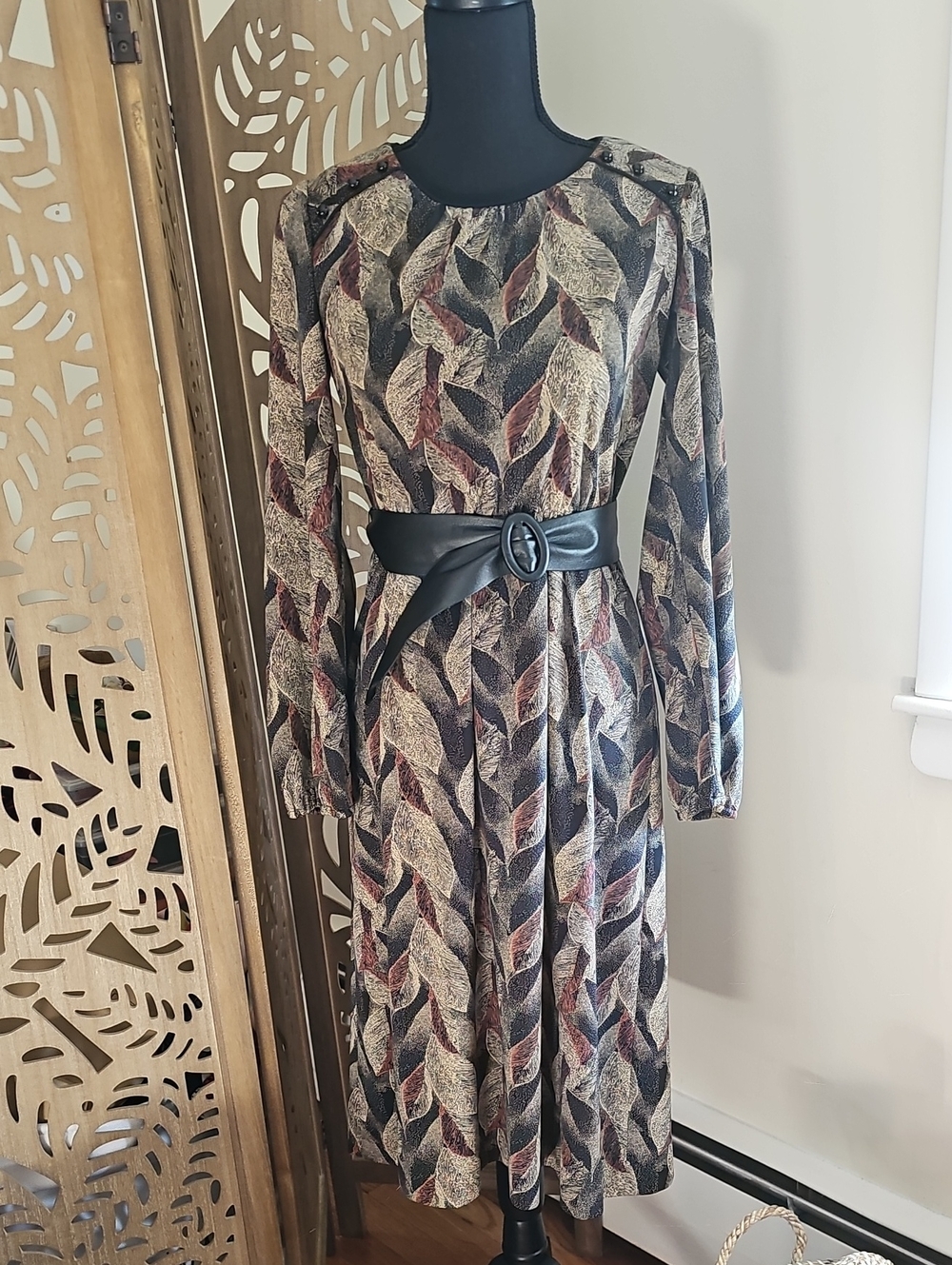 Long Sleeve Leaf-Print Midi Dress in Multi-Color